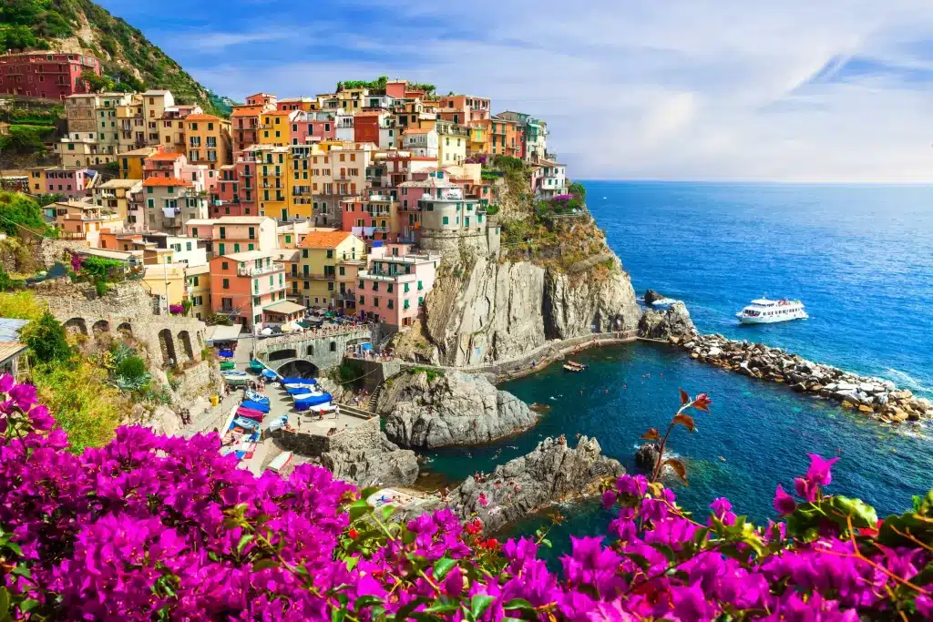 Manarola, nelle Cinque Terre, una tappa lifestyle del tour enogastronomico premium nel Nord Italia.