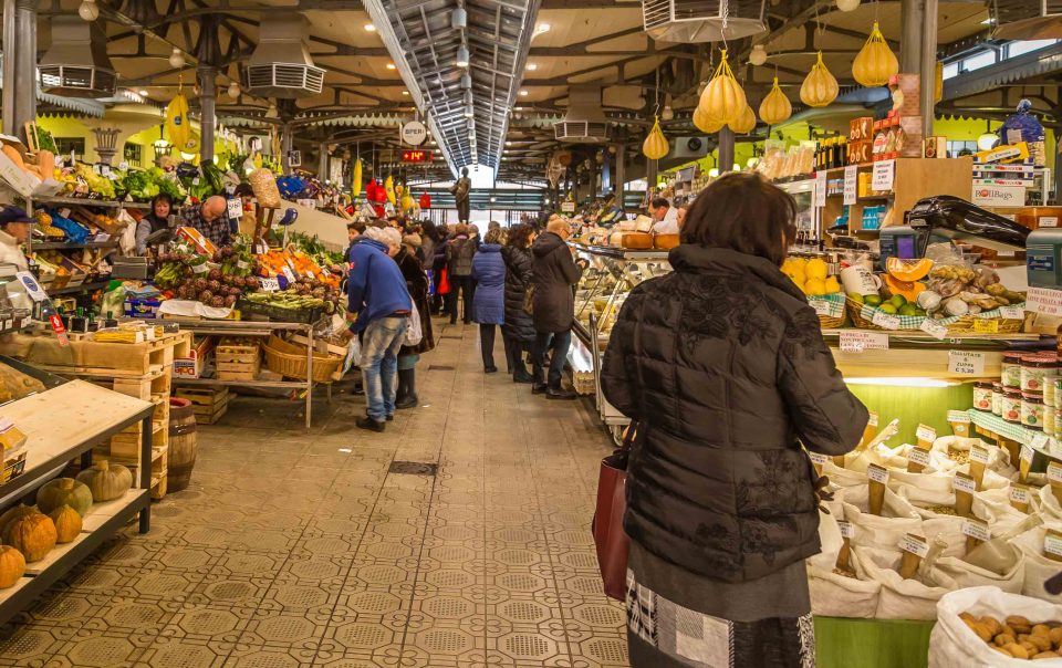 Albinelli Food Market: A Gastronomic Tour